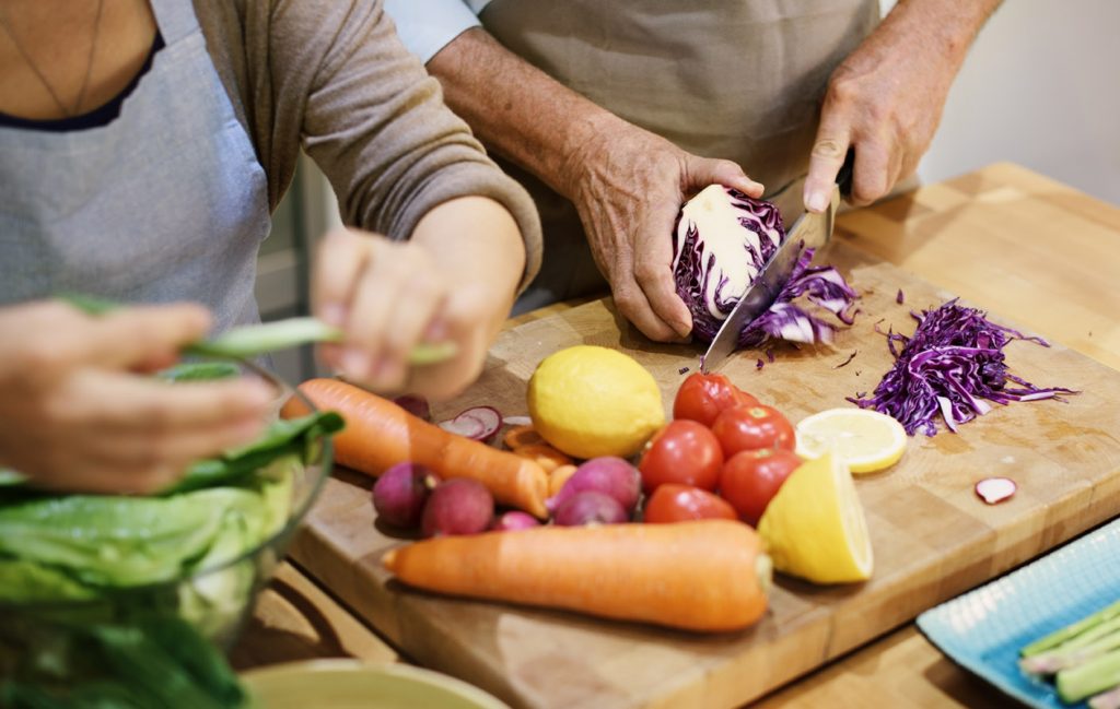 Ergotherapie Vaihingen: Intensivtraining Bildausschnitt ältere Menschen beim Gemüse schneiden